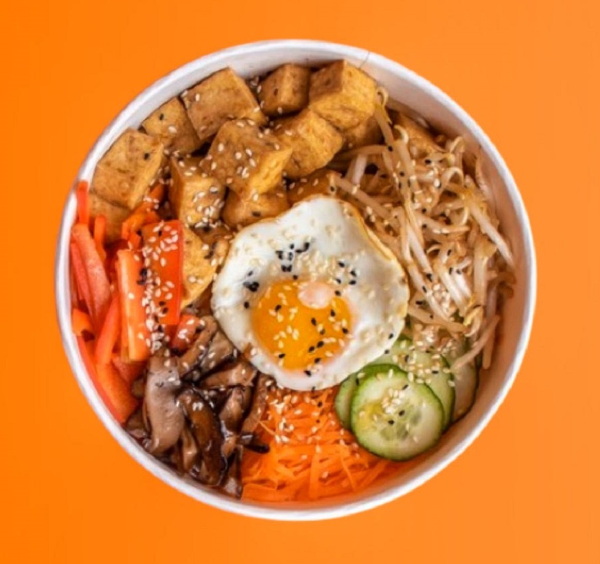 .BIBIMBAP ze smażonym tofu w słodkim sosie sojowym