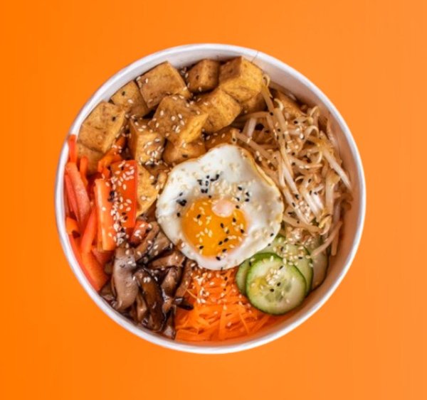 .BIBIMBAP ze smażonym tofu w ostrym sosie gochujang